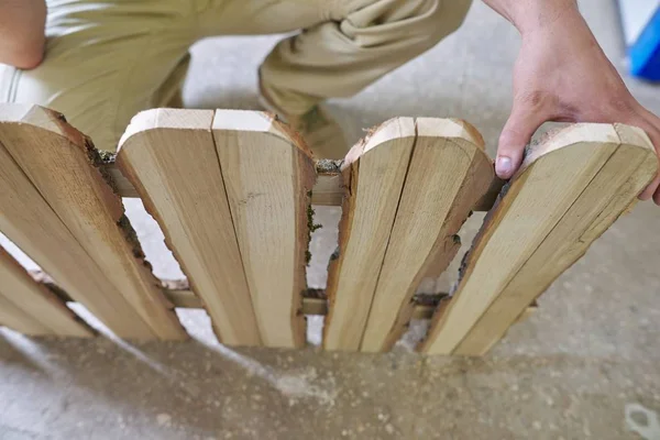 Carpintero macho mostrando cerca de madera en estilo rústico en taller de carpintería —  Fotos de Stock