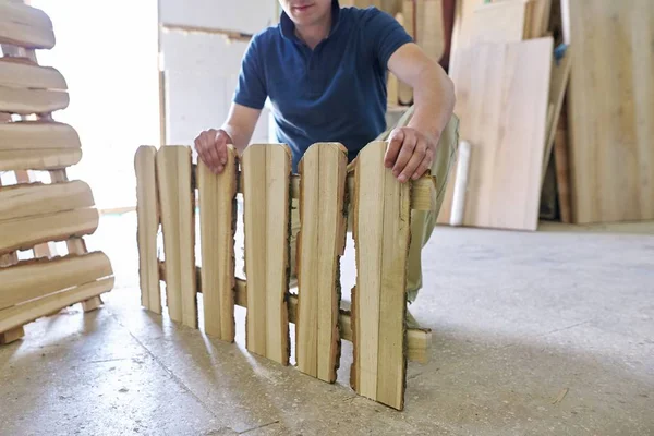 大工で新しい作られた木製の低フェンスを示す男性大工 — ストック写真