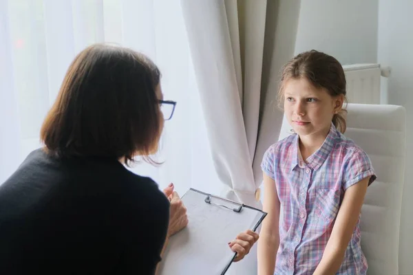 Mujer trabajadora social psicóloga hablando con niña niña en la oficina — Foto de Stock