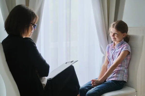 Meeting child girl with school counselor psychotherapist. — Stock Photo, Image