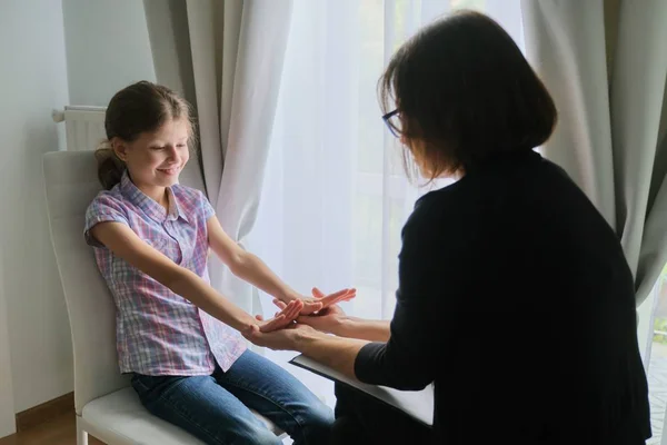 Kvinnlig socialarbetare psykolog pratar med flicka barn på kontoret — Stockfoto