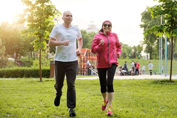 Correr sonriente pareja madura al aire libre, deporte estilo de vida activo —  Fotos de Stock