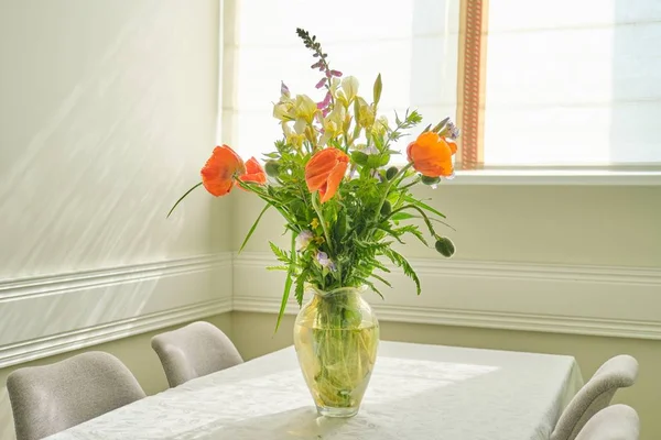 春の夏の花と花瓶の赤いケシの花束 — ストック写真