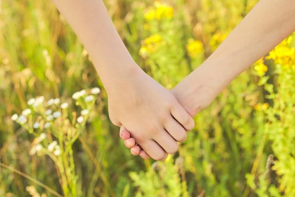 Amistad de dos niñas, manos cercanas de niños que se mantienen unidos — Foto de Stock