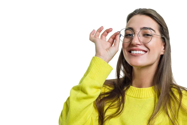 Fiatal nő szemüvegben sárga ruhák fehér elszigetelt háttér — Stock Fotó