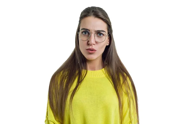 Jovem mulher encantadora em óculos roupas amarelas no fundo isolado branco — Fotografia de Stock