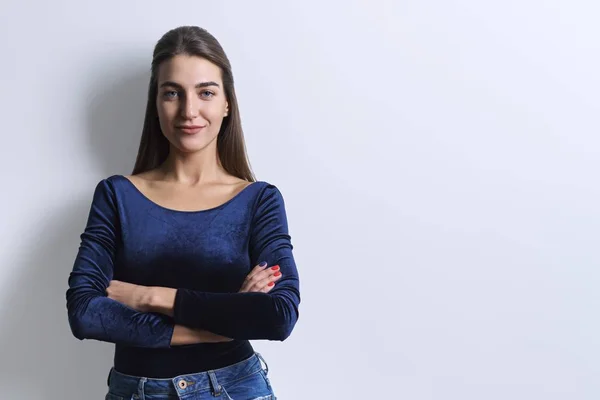 Mujer joven y segura de moda con los brazos cruzados, espacio de copia — Foto de Stock