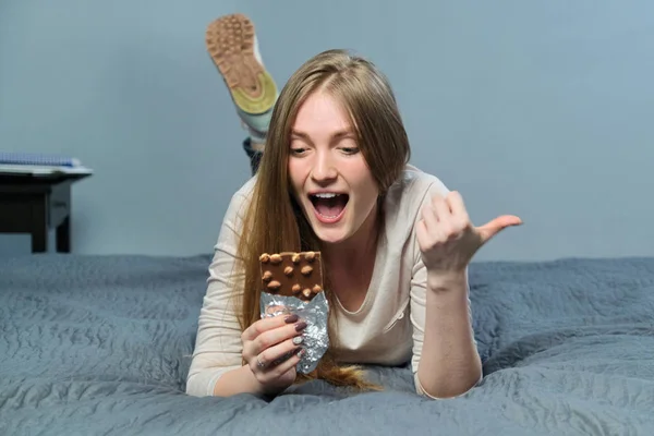 Молода красива усміхнена жінка з шоколадом з лісовими горіхами — стокове фото