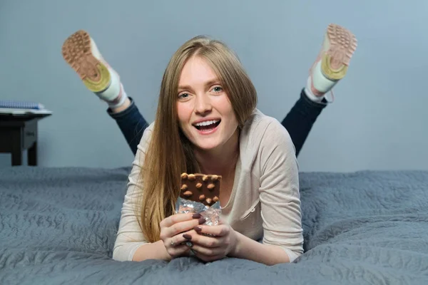 Ung vacker leende kvinna med choklad med hasselnötter — Stockfoto
