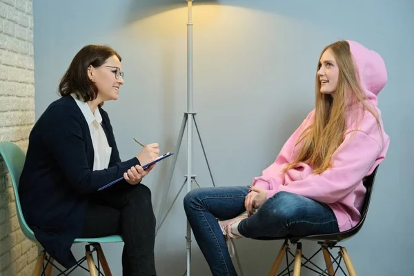 Jonge vrouw in ontmoeting met vrouwelijke psycholoog — Stockfoto