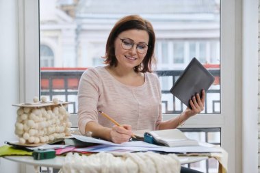 Materyal örnekleriyle çalışan kadın dekoratör