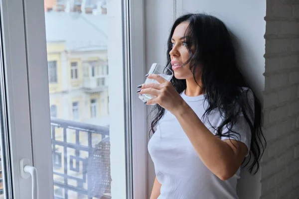 Mulher bonita bebendo bebida de leite, yougurt de vidro — Fotografia de Stock