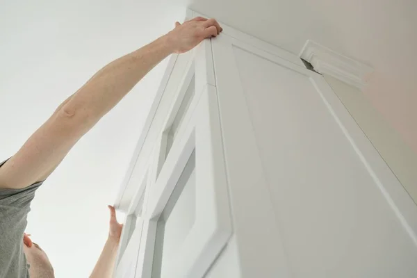 Manos de trabajador masculino instalando piezas de muebles —  Fotos de Stock