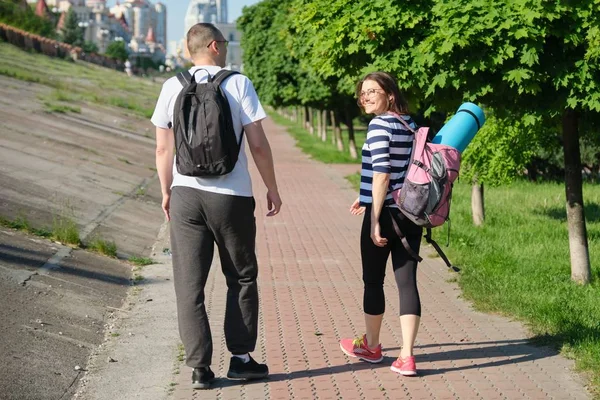 Idős pár séta és beszélgetés férfi és nő — Stock Fotó