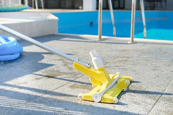 Aspiradora de agua para limpiar la piscina —  Fotos de Stock