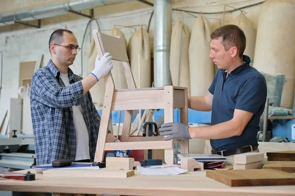 Joiners industriële werkplaats, twee mannen die met hout werken — Stockfoto