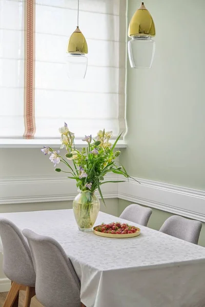 Casa sala de jantar interior, primavera verão buquê de flores, morangos — Fotografia de Stock