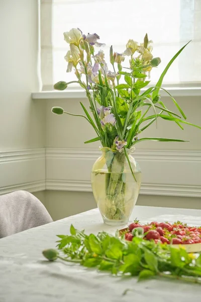 家のダイニングルームのインテリア、花の春の夏の花束、イチゴ — ストック写真