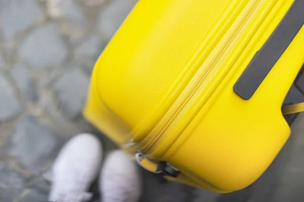 Concepto de turismo de viaje, primer plano de la maleta de policarbonato de plástico amarillo — Foto de Stock