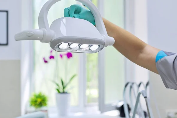 Lampa LED-światło migające, zbliżenie nowoczesny sprzęt medyczny profesjonalny w gabinecie dentystycznym — Zdjęcie stockowe