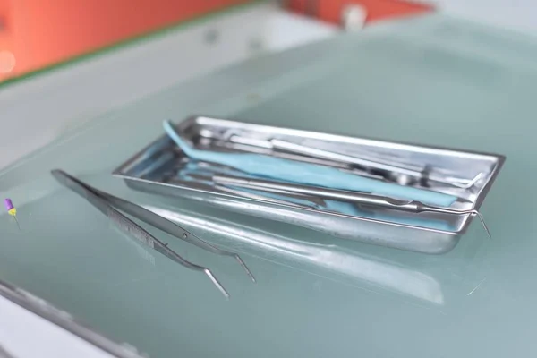 Primo piano del tavolo da lavoro del medico dentista con strumenti professionali speciali — Foto Stock