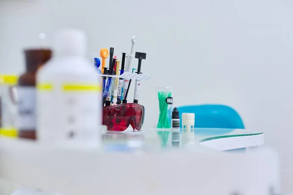 Kiev UA, 31-07-2019. Primer plano del escritorio de trabajo en el consultorio del dentista con materiales de sellado compuesto dental — Foto de Stock