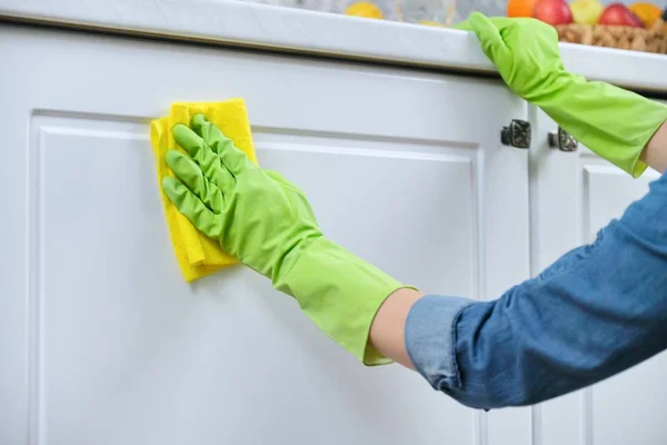 Mujer en guantes con lavado de trapo, limpieza, pulir puertas de muebles —  Fotos de Stock