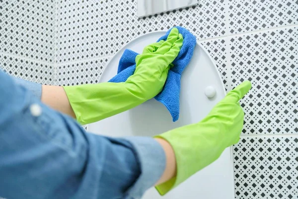 Close up of woman in gloves with rag and detergent cleaning toilet bowl — Stock Photo, Image