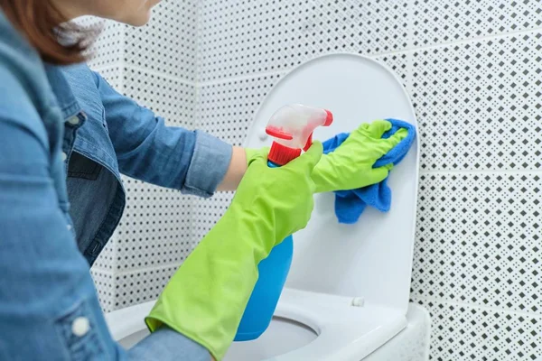 Close up of woman in gloves with rag and detergent cleaning toilet bowl — Stock Photo, Image