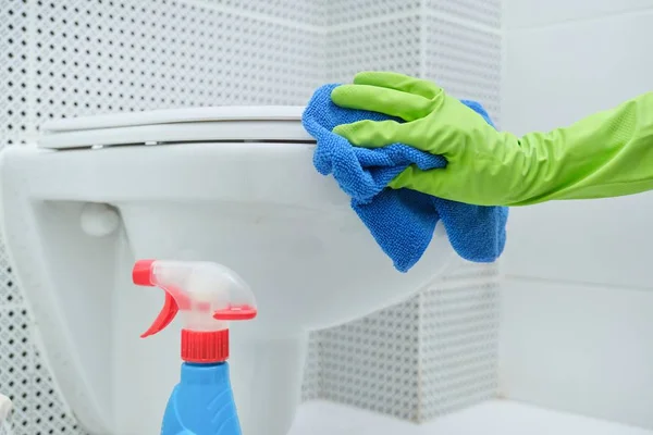 Primer plano de la mano en guantes con trapo y detergente lavado inodoro colgante — Foto de Stock