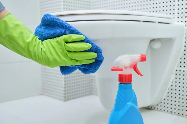 Nahaufnahme der Hand in Handschuhen mit Lappen und Waschmittel Hängetoilette — Stockfoto