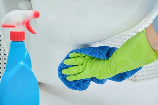 Close-up van de hand in handschoenen met doek en wasmiddel opknoping toilet — Stockfoto