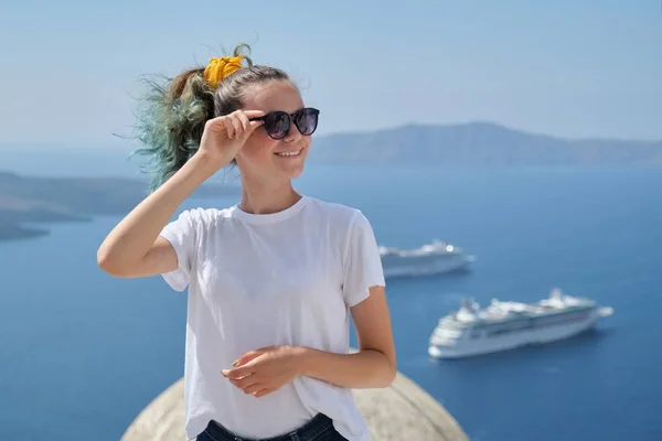 Молода дівчина турист посміхається, тло мальовничий морський пейзаж з круїзними лайнерами — стокове фото