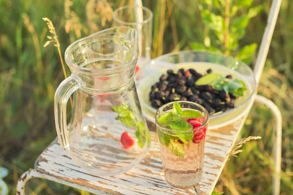 Летние натуральные витаминные ягоды, кувшин с мятой клубничной, шелковица — стоковое фото