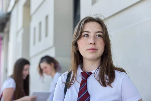 Primo piano ritratto all'aperto di studente adolescente di 17 anni — Foto Stock