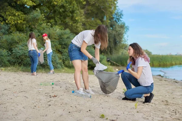 Groep studenten met leraar in de natuur bezig met het schoonmaken van plastic afval — Stockfoto