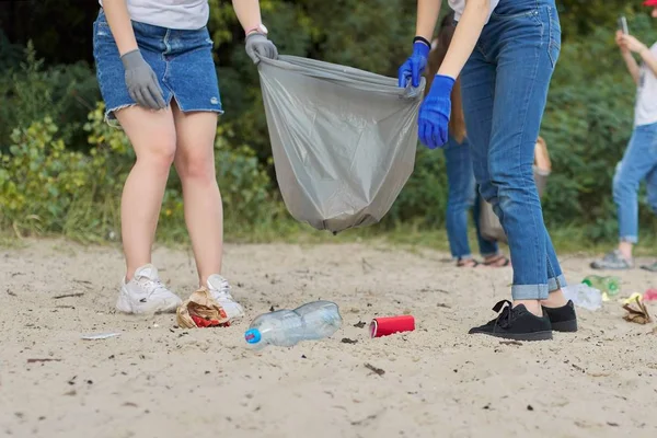 Adolescentes limpiando basura plástica en la naturaleza, ribera del río — Foto de Stock