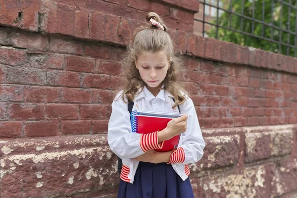 Back to school. Outdoor portrait of beautiful blond girl with backpack — Stockfoto