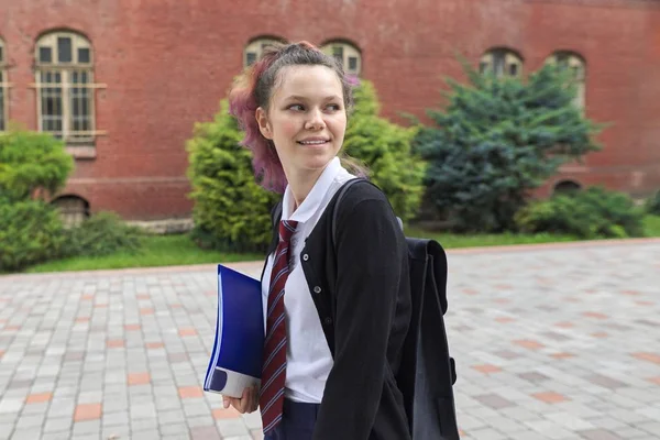 Mooie trendy tiener meisje met rugzak gaan school, kopiëren ruimte — Stockfoto