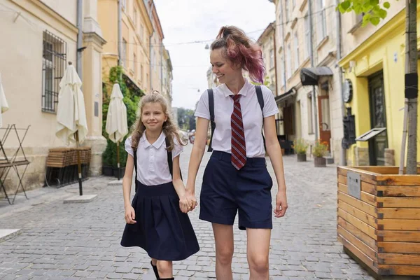 Niños yendo a la escuela, dos hermanas caminando juntas, cogidas de la mano — Foto de Stock