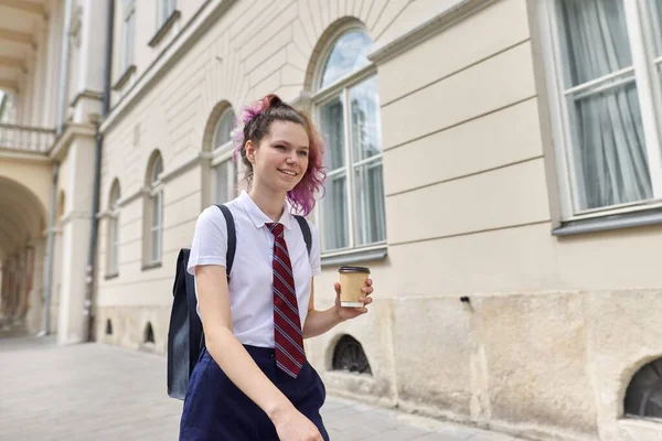 Dívka student 15, 16 let chůze s batohem, šálek nápoje — Stock fotografie