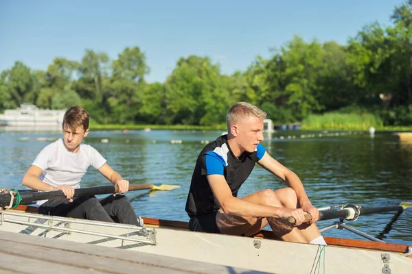 Adolescentes activos con estilo de vida saludable. Niños remando kayak deportivo — Foto de Stock