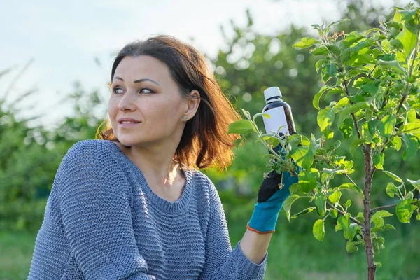 Musim semi bekerja di kebun, botol pupuk kimia, fungisida di tangan — Stok Foto