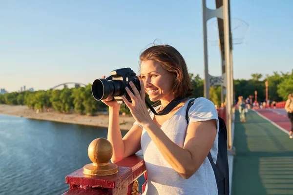 Mature woman photographer with camera taking photo picture — Stock Photo, Image