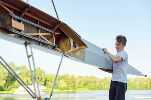 Adolescentes activos con estilo de vida saludable. Niños remando kayak deportivo —  Fotos de Stock