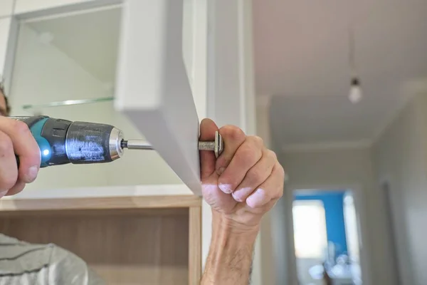 Arbeitende Hände eines männlichen Tischlers beim Zusammenbau von Möbeln — Stockfoto