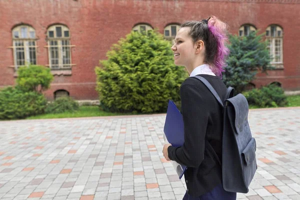 Mooie trendy tiener meisje met rugzak gaan school, kopiëren ruimte — Stockfoto