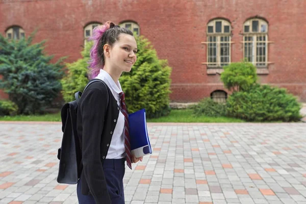 Mooie trendy tiener meisje met rugzak gaan school, kopiëren ruimte — Stockfoto