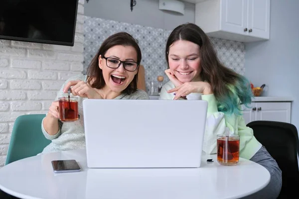Relaciones entre madre e hija adolescente, viendo videos y riendo — Foto de Stock
