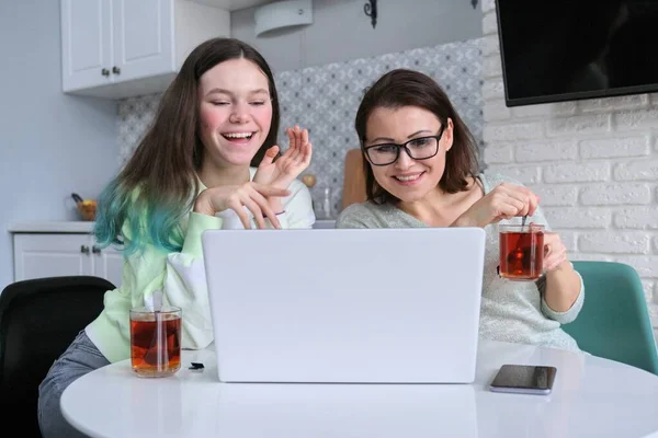 Riendo sonriendo feliz madre e hija adolescente, comunicación — Foto de Stock